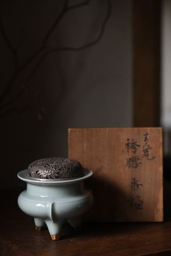 二代诹访苏山(圆款,1890～1977) 青瓷袴腰三足香炉 純銀肉彫火舎 共箱