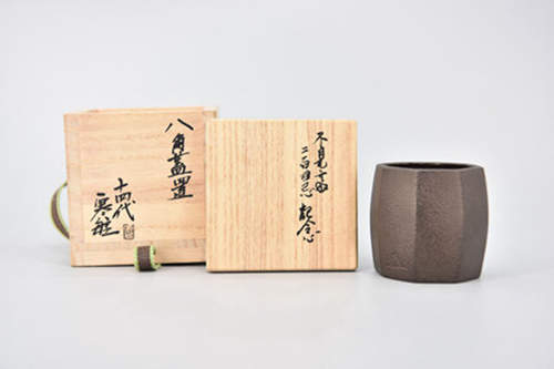 日本 名匠 十四代寒稚 八角盖置
位在加賀藩的宮崎寒雉家，代代都稱為彥九郎寒雉。宮崎家的寒雉是住在能登國，初代寒雉的爺爺是仁右衛門，父親是彥九郎，有一個弟弟叫彥三郎義次。
昭和十五年(1940)出生於金澤市，十四歲時學習家業成為釜師，師事與第十二，十三代宮崎寒雉。平成六年（1994）繼承為十四代。至今寒雉仍依仙叟的喜好來製作湯釜，視[簡樸]為最重要的製作要素。