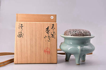 三浦竹轩（三代三浦竹泉）造 青磁袴腰香炉 純銀雲彫火舎(122g) 银盖 共箱 品相如图。